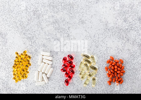 Assortiment de médecine pharmaceutique comprimés, comprimés et gélules sur fond blanc. Vue d'en haut Banque D'Images