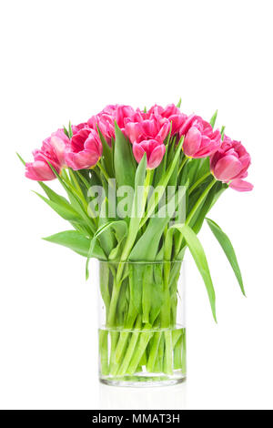 Bouquet de tulipes fleurs dans le vase de verre isolé sur fond blanc Banque D'Images