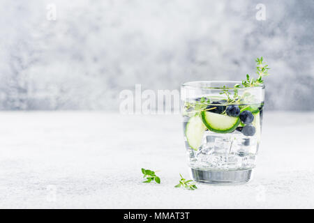 Infusé avec de l'eau aromatisée de Detox de bleuet, le concombre et le thym sur fond blanc. Cocktail maison d'été rafraîchissante Banque D'Images