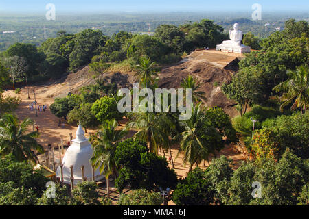 Vue aérienne de temple bouddhiste à Mihintale (Sri Lanka) Banque D'Images