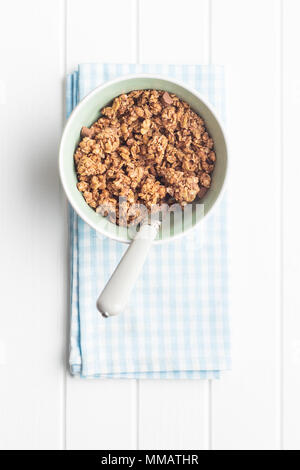 Le petit-déjeuner céréales granola au chocolat dans un bol. Banque D'Images
