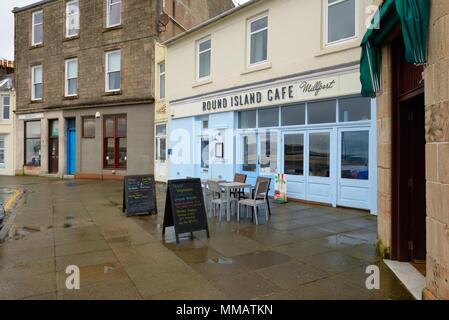 Sièges vides par temps humide à l'extérieur de l'Île ronde 'cafe' à Millport, Grand (Cumbrae), Ecosse, Royaume-Uni Banque D'Images