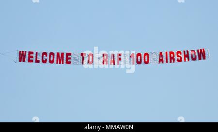 Flying banner ' Bienvenue à raf 100 airshow' saison Premiere et RAF Centenaire de l'aéronautique à Shuttleworth Banque D'Images