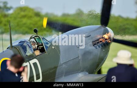 Supermarine Spitfire IX MH434 démarrer son moteur Merlin et les flammes sortant de l'échappement Banque D'Images