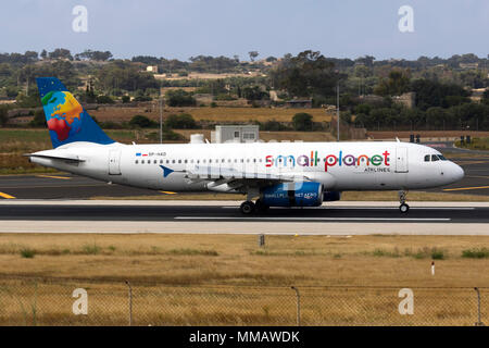 Small Planet Airlines Airbus A320-111 de la Pologne [SP-A] L'atterrissage piste 31. Banque D'Images