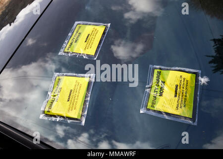 Plusieurs avis de pénalité collé à un pare-brise de voiture à Bath England UK Banque D'Images