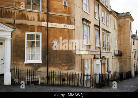 Jonction des rivières du Nouveau-Brunswick et rue avec maisons géorgiennes en pierre de Bath Bath England UK Banque D'Images