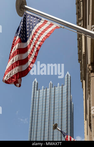 Lieu de PPG, vu à partir de la 4e Avenue avec le drapeau américain, Pittsburgh, PA Banque D'Images