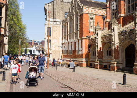 Cambridge, UK -Avril 2018. Les gens et les familles marche à côté de vieux Divinity School à St Johns street, central centre ville de Cambridge Banque D'Images