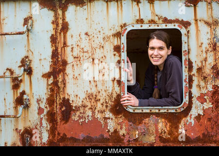 Portrait de jeune femme à la fenêtre de l'objet abandonné. Banque D'Images