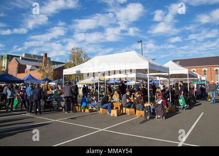 Launceston, Tasmanie, Australie : 31 mars 2018 : les touristes apprécier la navigation sur les produits frais dans le marché agricole hebdomadaire dans le centre-ville de Launceston. Banque D'Images