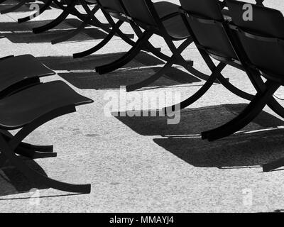 Photo en noir et blanc de chaises modernes sur patio Banque D'Images