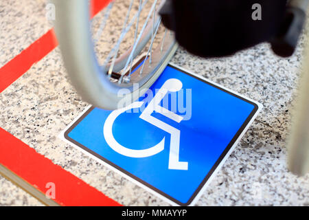 L'aéroport de Genève. Stationnement pour handicapés et des fauteuils roulants. La Suisse. Banque D'Images