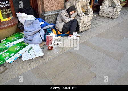 Londres, Angleterre, Royaume-Uni. Sans-abri dorment dans la rue dans Shaftesbury Avenue Banque D'Images