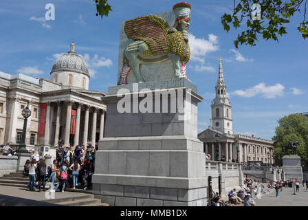 La Quatrième Commission 12e socle par le maire de Londres art intitulée 'L'ennemi invisible ne devrait pas exister" par l'artiste Michael Rakowitz, à Trafalgar Square, le 9 mai 2018, à Londres, en Angleterre. Commencé en 2006, la sculpture recrée plus de 7 000 objets archéologiques volés dans le Musée de l'Iraq pendant la guerre, il y a détruit ou ailleurs. Ces était d'undes Lamassu, une divinité ailée qui gardé Nergal Gate à l'entrée de la ville antique de la ville assyrienne de Ninive (Mossoul, Irak) qui a été détruit par ISIS en 2015. Le Lamassu, qui a le même encombrement que la quatrième P Banque D'Images