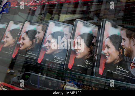 Une semaine avant mariage royal entre le Prince Harry et Meghan Markle, leurs visages ornent boîtes de biscuits sablés dans la fenêtre d'une boutique de bibelots touristiques près de Piccadilly Circus, le 1er mai, à Londres, en Angleterre. Banque D'Images