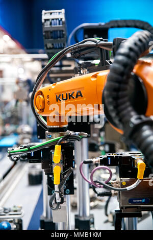 Hanovre, Allemagne - Avril 2018 : Kuka robot sur Schunk sur ligne de l'électronique de l'Assemblée Messe de Hanovre, Allemagne Banque D'Images