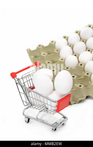 Panier avec des œufs et des crate sur fond blanc Banque D'Images