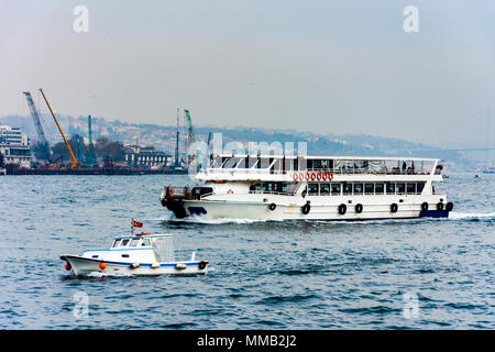 Les navires sur la mer de Marmara et la partie urbaine de la ville d'Istanbul dans l'arrière-plan, le transport de passagers d'un côté à l'autre d'Istanbul le 2 novembre Banque D'Images