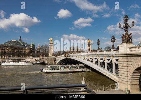 Le Pont Alexandre III un pont en arc pont qui enjambe la Seine à Paris. Le pont est généralement considérée comme la plus extravagante orné, pont de Paris Banque D'Images