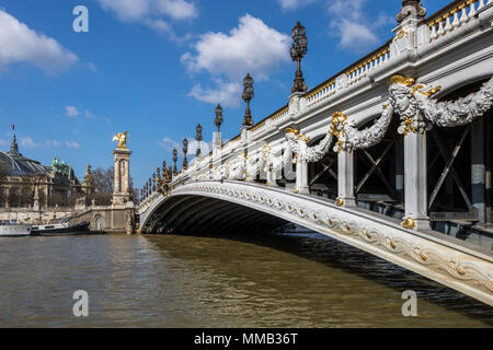 Le Pont Alexandre III un pont en arc pont qui enjambe la Seine à Paris. Le pont est généralement considérée comme la plus extravagante orné, pont de Paris Banque D'Images