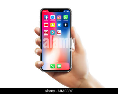 ISTANBUL - 10 MAI 2018 : Apple iPhone X écran bien connu avec les icônes des médias sociaux par une femme tenant la main contre isolé sur fond blanc. Banque D'Images