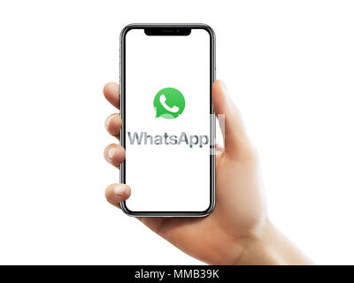 ISTANBUL - 10 MAI 2018 : Apple iPhone X écran avec logo Whatsapp holding par une femme Main sur fond blanc isolé. Banque D'Images