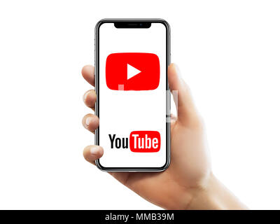 ISTANBUL - 10 MAI 2018 : Apple iPhone X écran avec logo YouTube tenue par une femme Main sur fond blanc isolé. Banque D'Images