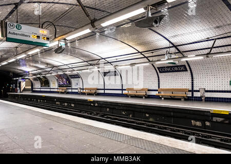 La station de métro Concorde Paris a 49 000 carreaux émaillés avec des lettres, couvrant la totalité de la voûte et les murs de cette station de la ligne 12 Banque D'Images