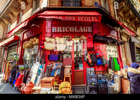 Vaste gamme de produits au Bazar des écoles un magasin de vente de matériel et d'autres paniers de biens 20 Rue de la Montagne Sainte Geneviève Paris, France Banque D'Images