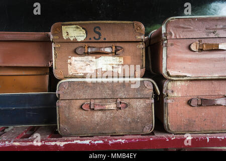 Vintage old fashioned assurance cas entassés dans une gare. UK Banque D'Images