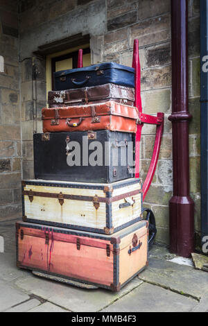 Vintage old fashioned assurance cas entassés dans une gare. UK Banque D'Images