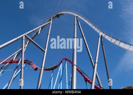 Shambhala et les montagnes russes Dragon Khan de Port Aventura au monde, l'Espagne Banque D'Images