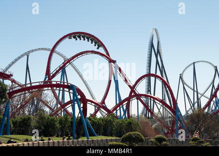 Shambhala et les montagnes russes Dragon Khan de Port Aventura au monde, l'Espagne Banque D'Images