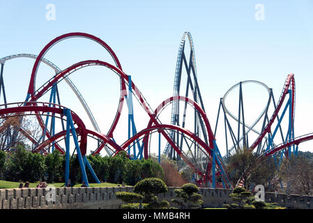 Shambhala et les montagnes russes Dragon Khan de Port Aventura au monde, l'Espagne Banque D'Images