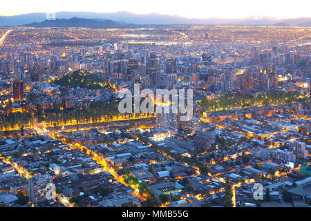 Vue panoramique du centre-ville et quartier de Bellavista sur le premier plan, Santiago, Chili Banque D'Images