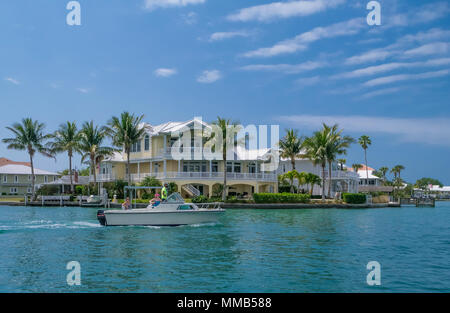 De grandes maisons sur l'Intercoastal Waterway du Golfe sur la côte du golfe de Floride Banque D'Images