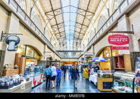 SAN FRANCISCO - Apr 2, 2018 : Les internautes se rendent sur le marché à l'Ferry Building historique dans le centre-ville de San Francisco. Ouvert en 1898. Banque D'Images