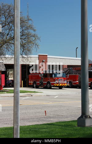 Gros camion rouge garé à l'extérieur de la porte d'incendie à Des Plaines, Illinois Banque D'Images