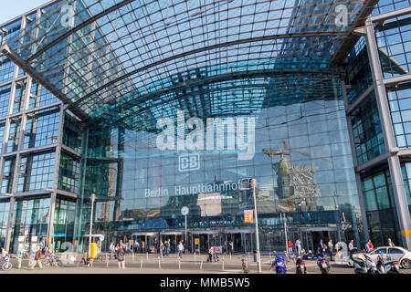 Entrée principale de la gare centrale de Berlin Hauptbahnhof, la plus grande gare d'Europe Banque D'Images