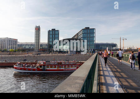 Vue sur la ville de Berlin, avec des personnes qui traversent un pont sur la rivière, avec la gare centrale à l'arrière-plan Banque D'Images