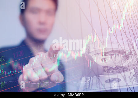 Opérateur en bourse businessman pointing finger à écran tactile pour acheter vendre concept point de décision Banque D'Images