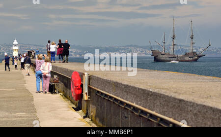 El Galeon andalousie passant le brise-lames à Brixham Devon après avoir assisté à un festival de pirates. Banque D'Images