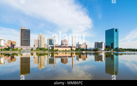 Une vue panoramique du centre-ville de Toledo Ohio's skyline reflétant dans la rivière Maumee. Un beau ciel bleu avec des nuages blancs de fond. Banque D'Images