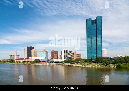 Une vue panoramique du centre-ville de Toledo Ohio's skyline et la rivière Maumee. Un beau ciel bleu avec des nuages blancs de fond. Banque D'Images