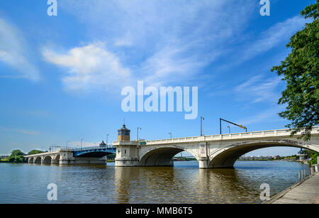 Le pont de Martin Luther King à Toledo dans l'Ohio avec le pont de haut niveau vu sous son étendue dans l'arrière-plan. Banque D'Images