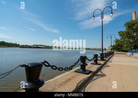 Une vue sur le centre-ville de Toledo Ohio's Riverside sur la rivière Maumee. Un beau ciel bleu avec des nuages blancs de fond. Banque D'Images