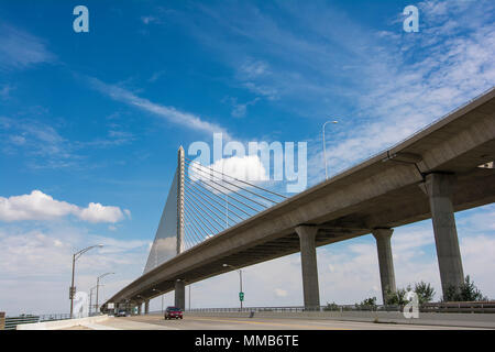 Vue à la recherche de la ville de verre des anciens combattants pont Skyway à Toledo en Ohio. Un beau ciel bleu avec des nuages blancs pour un arrière-plan. Banque D'Images