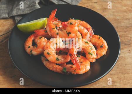 Poêlée de Crevettes grillées à l'ail persil citron verts Banque D'Images