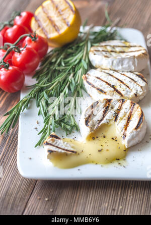 Camembert grillé avec tomates cerises et romarin Banque D'Images